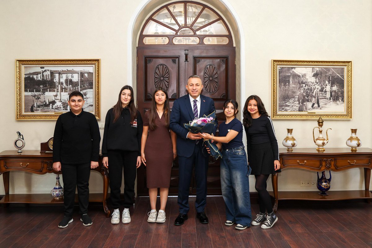 Çocuk Hakları il Komitesi 20 Kasım Dünya Çocuk Hakları Günü münasebetiyle Valimiz Sayın Tahir Şahin’i ziyaret etti.

Geleceğimiz teminatı çocuklarımıza nazik ziyaretleri için teşekkür ederiz.

#20KasımDünyaÇocukHaklarıGünü 
#Kilis