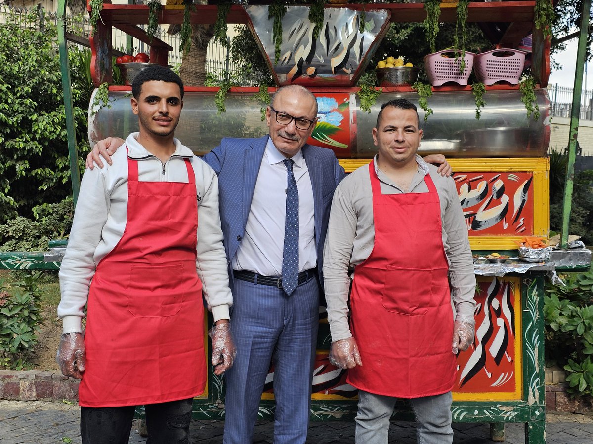 اساتذة في الفول
فول العربية طعمه غير…
Sokak lezzeti fulün ustaları.