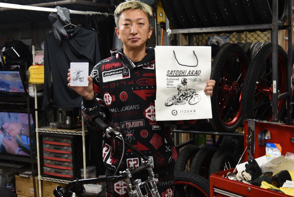 sponichiauto's tweet image. 🎁プレゼント🎁

#荒尾聡 サイン入り
#ハンドミラー 1⃣人に🎁

記事はスポニチだけに語ってくれた本音
～荒尾聡の名前を忘れられないように～

応援メッセージもお待ちしてます💪

応募は⏬
①本アカウントをフォロー
②この投稿をRP
※11/27 17時〆切