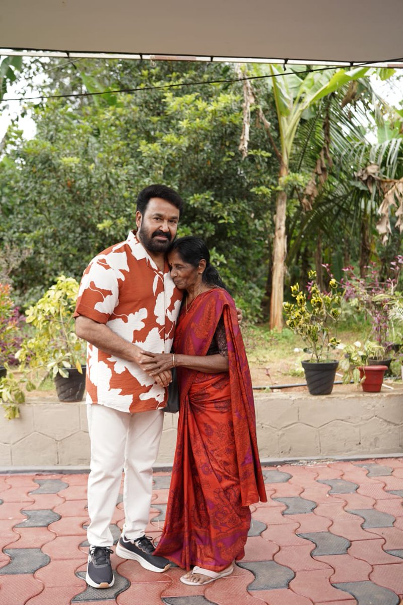 AkmfcwaState's tweet image. “ഇവരെല്ലാം എന്റെ ആൾക്കാരാണ്“ എന്നാണ് ഈ മനുഷ്യൻ ഓരോ ചേർത്ത് നിർത്തലുകളിലും പറയാതെ പറയുന്നത്..!!

അവിടെ വലുപ്പ-ചെറുപ്പമില്ല...3 വയസുള്ള കുട്ടിക്കും 90 വയസുള്ള വല്യമ്മയ്ക്കും അദേഹം ഒരു പോലെയാണ്...തിരിച്ച് അദ്ദേഹത്തിനും അങ്ങനെയാണ്..!!
@Mohanlal
#mohanlal