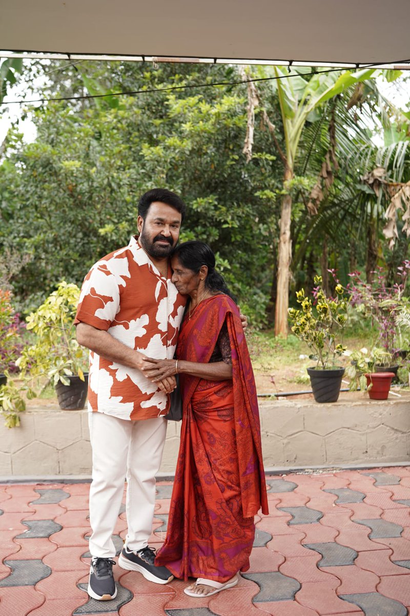 AkmfcwaState's tweet image. “ഇവരെല്ലാം എന്റെ ആൾക്കാരാണ്“ എന്നാണ് ഈ മനുഷ്യൻ ഓരോ ചേർത്ത് നിർത്തലുകളിലും പറയാതെ പറയുന്നത്..!!

അവിടെ വലുപ്പ-ചെറുപ്പമില്ല...3 വയസുള്ള കുട്ടിക്കും 90 വയസുള്ള വല്യമ്മയ്ക്കും അദേഹം ഒരു പോലെയാണ്...തിരിച്ച് അദ്ദേഹത്തിനും അങ്ങനെയാണ്..!!
@Mohanlal
#mohanlal