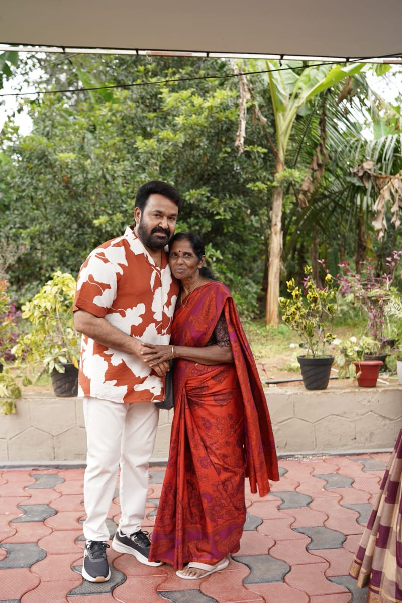 AkmfcwaState's tweet image. “ഇവരെല്ലാം എന്റെ ആൾക്കാരാണ്“ എന്നാണ് ഈ മനുഷ്യൻ ഓരോ ചേർത്ത് നിർത്തലുകളിലും പറയാതെ പറയുന്നത്..!!

അവിടെ വലുപ്പ-ചെറുപ്പമില്ല...3 വയസുള്ള കുട്ടിക്കും 90 വയസുള്ള വല്യമ്മയ്ക്കും അദേഹം ഒരു പോലെയാണ്...തിരിച്ച് അദ്ദേഹത്തിനും അങ്ങനെയാണ്..!!
@Mohanlal
#mohanlal