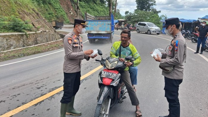 orboc_mae's tweet photo. Polisi Bagikan Masker ke Warga Terdampak Abu Vulkanik Gunung Semeru 

https://t.co/J62jqtSHop. https://t.co/0XFLOdWqHz