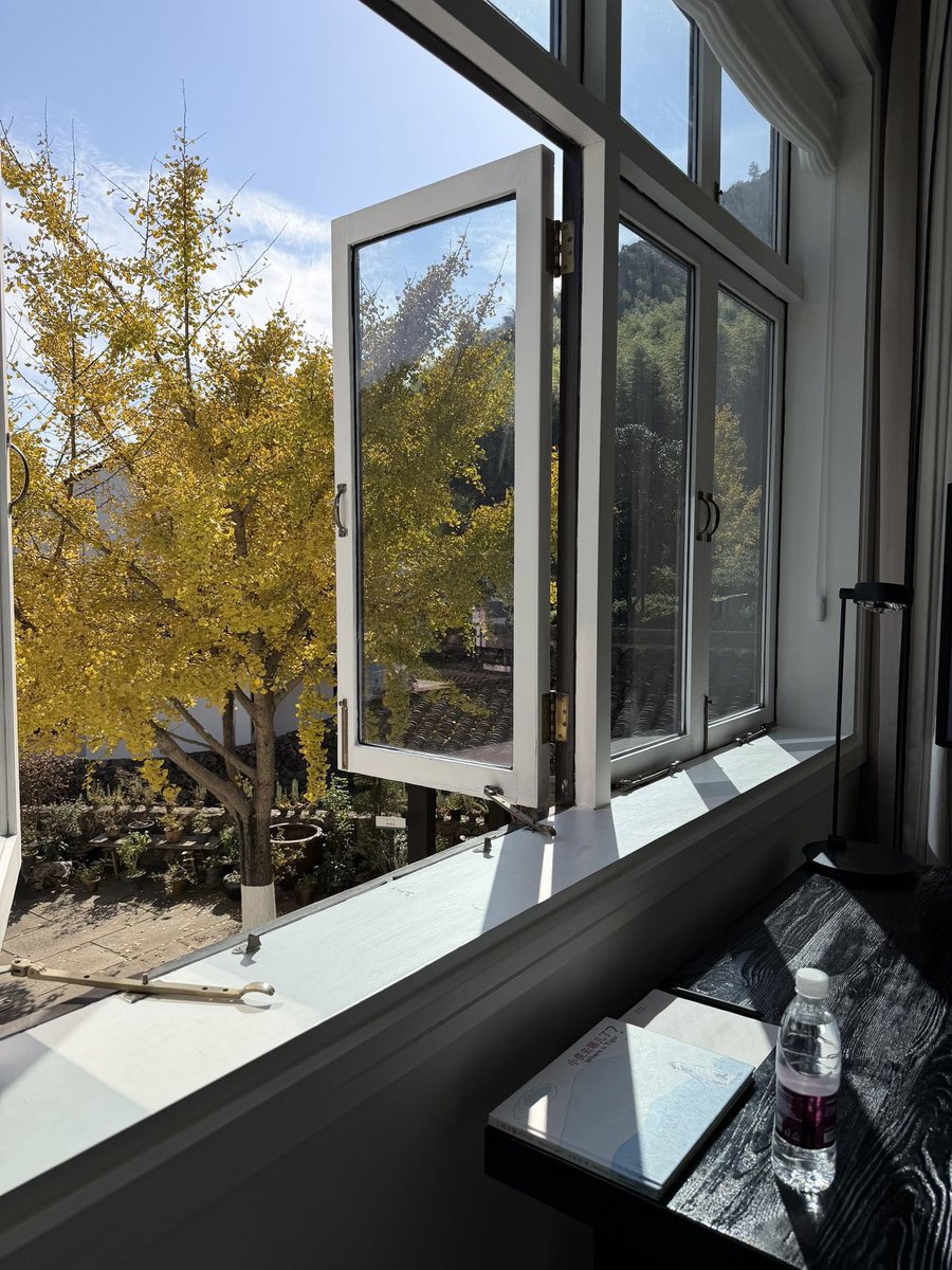 二十到三十岁，是人生最该吃苦的十年。这十年多数人命局里是劫财伤官主事，本就带着动荡磨砺破而后立的底色。要是这十年没觉得痛苦，不是运气好，而是躲进了安逸区。说白了就是命局里日主弱而无制印星乏力，看似平顺实则把该受的磨砺攒成了后续的隐性阻碍，等年纪大了只会以热烈的方式找上门。