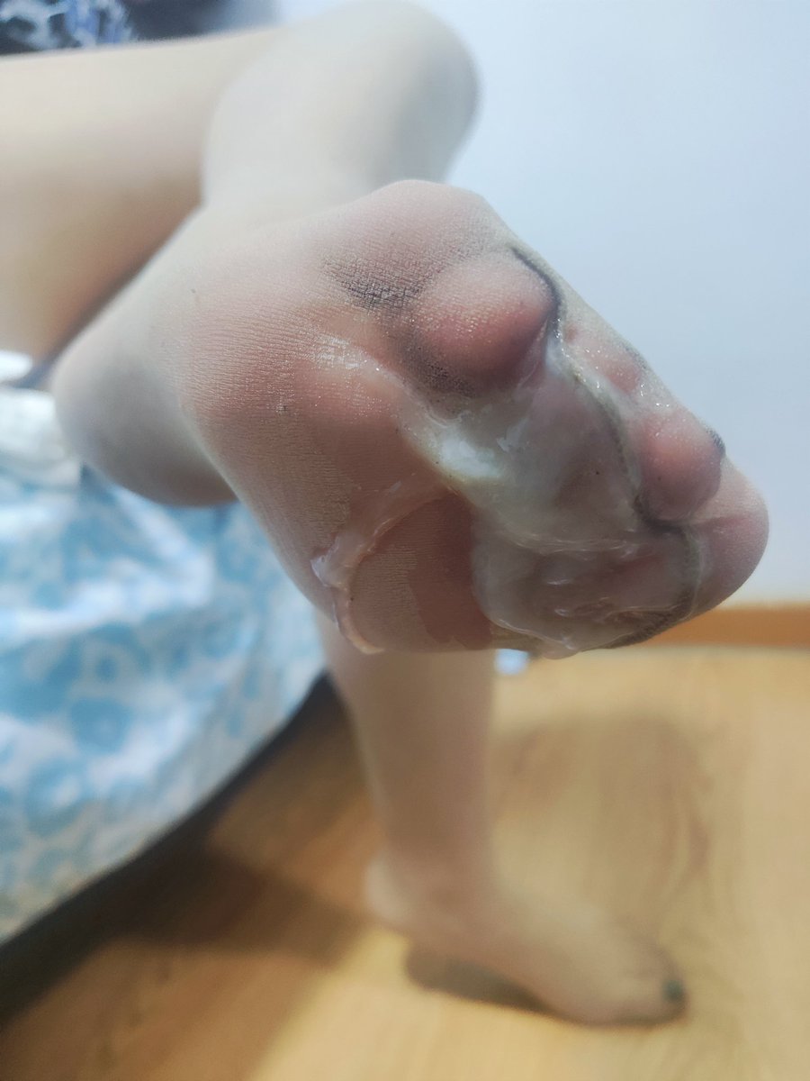 kstfff55263's tweet photo. 回国了，跪着爬过来给我舔干净吧
#臭脚女王 #脚底 #绿帽视角 https://t.co/OHZrCGE8uw