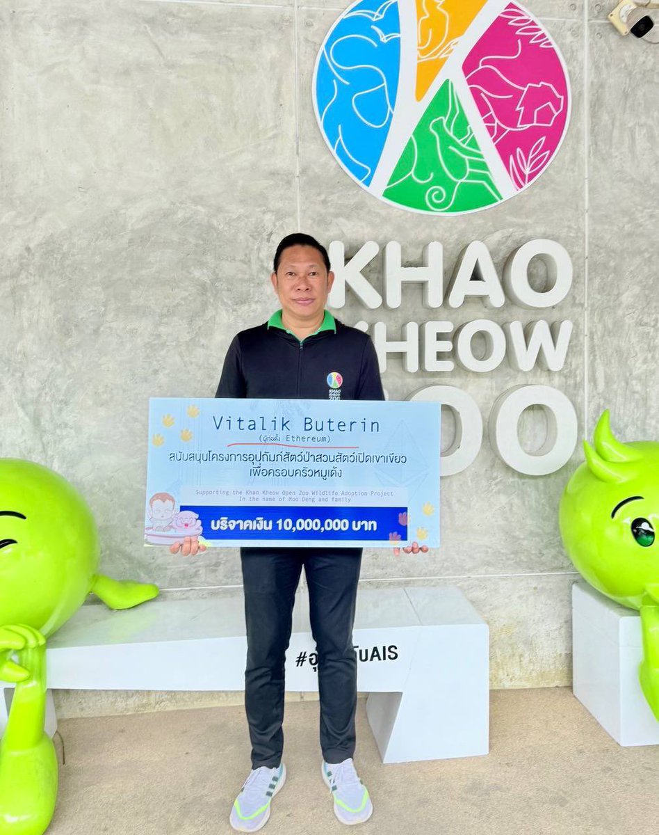 391Tee38328's tweet image. Please open your eyes and look closely at what&apos;s written below VitalikButerin. Is it &quot;Sol&quot; or &quot;Ethereum&quot;? Those people really dare to use Ethereum&apos;s name to claim Vitalik is donating to the zoo for their &quot;Sol&quot;! 🤣 So funny! 😄 @VitalikButerin 老大 你说是不是很搞笑！@ethmoodengfan