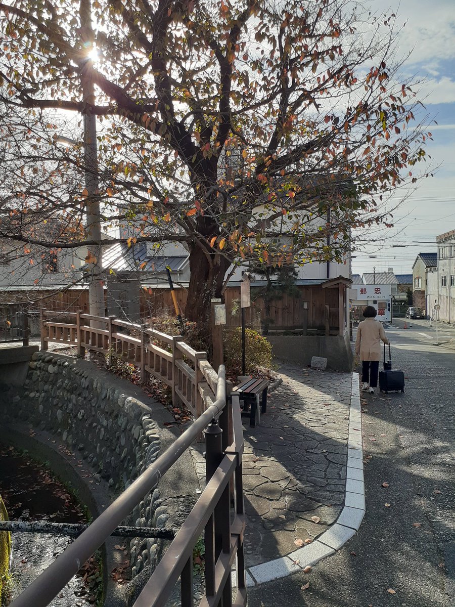 suriashiwalker's tweet photo. 広重の東海道のなかで一番好きな 蒲原(かんばら)夜の雪。すれ違う人が描かれているのに一切の音が感じられません。
どんな場所なのか見てみたかったので記念碑を訪れました。もちろん今は感じが違いますがこの先に街道があって後ろに丸い山並みが見えましたので確かに ここからの眺めだと思えました。 https://t.co/PlM8L7TIDw