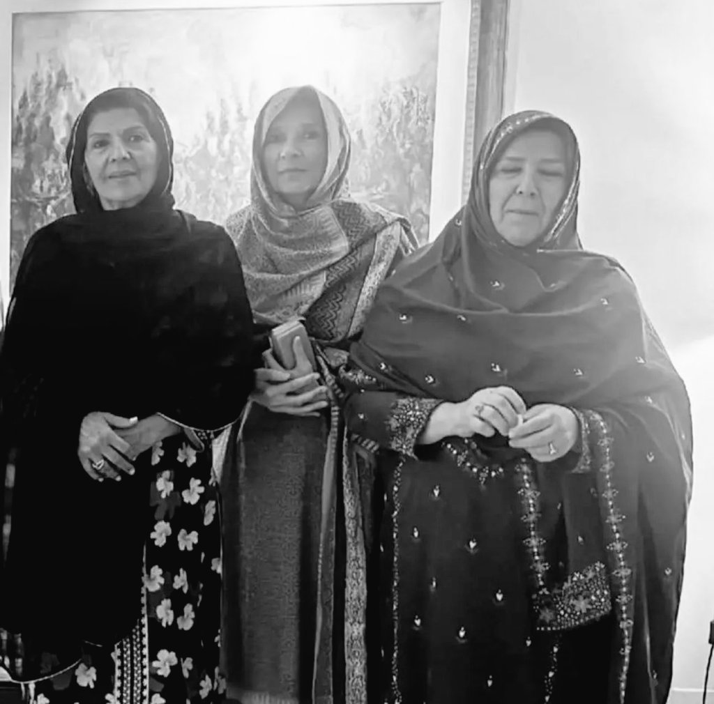 دوکانداروں کو لالچ لگا کر لوٹنے والا گروا کی فوٹو منظر پر آ گئی جہاں کہیں ملیں پولیس کو اطلاع دیں شکریہ یہ اسرائیل کی طرف سے بھیجی گئیں ہیں