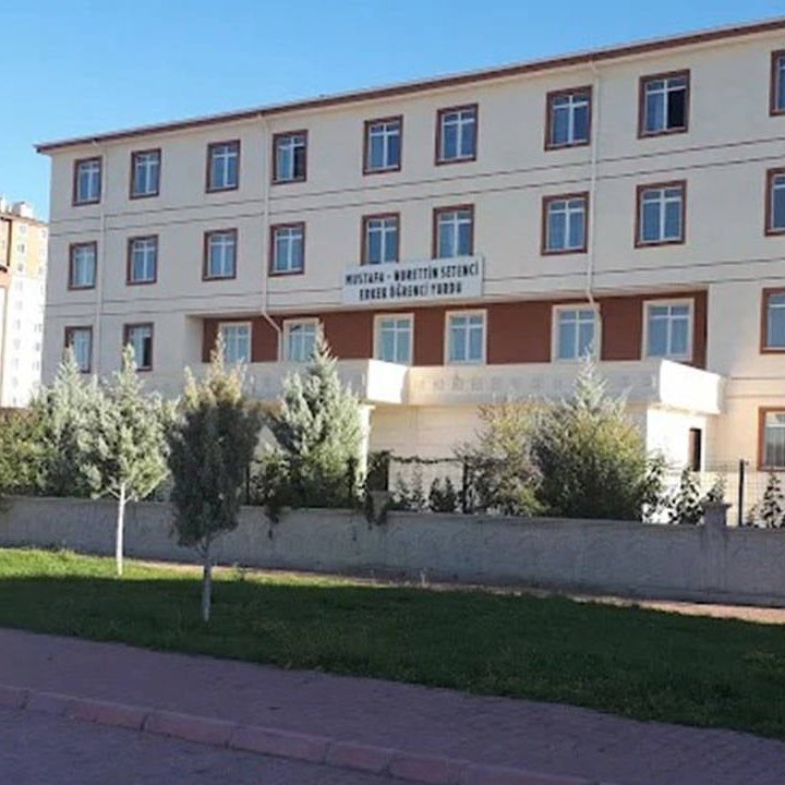 Haber's tweet image. Kayseri’de bir erkek öğrenci yurdunda kalan 15 yaşındaki çocuk, iddiaya göre cemaate ait soğuk hava deposuna kapatıldı.

Bir süre alıkonulan çocuk, akranları ve bazı yetişkinlerin olduğu grup tarafından darbedilip küfürlere maruz bırakılarak tehdit edildi.

(Sözcü)