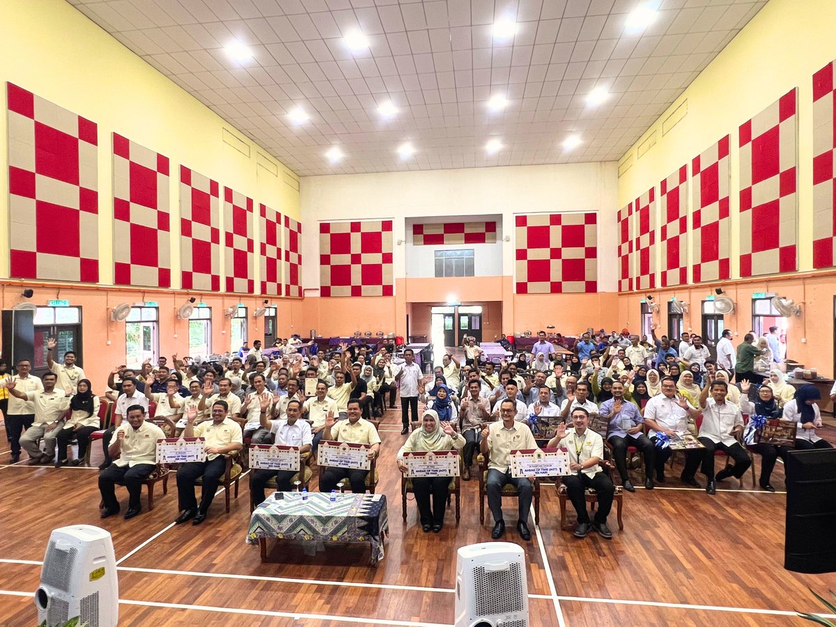 17 Nov 2025 l Majlis Penyerahan Projek Siap Awal (A HEAD OF TIME – AOT) Perdana bg Projek Operasi, Senggara, Pemulihan, Pemuliharaan, Ubah Suai &amp; Naik Taraf (OSPPUN) di Institusi Kementerian Pendidikan Malaysia (KPM) Negeri Terengganu.
#IamJKR
<a href="/HasliJKR/">Hasli Ibrahim (Ir. Dr.)</a> 
<a href="/IPJKR_Official/">JKR Malaysia Rasmi</a>