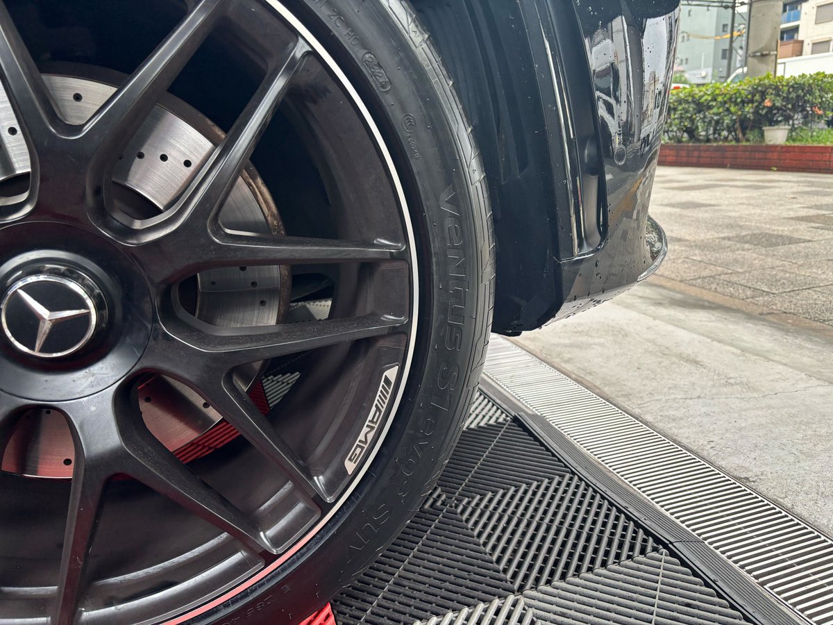 \ タイヤ交換 🚘  /
#メルセデスベンツ GLE にハンコック 「ventus S1 evo3 SUV K127A 285/40R22」装着。

高剛性トレッドによる安定したハンドリング性能と優れたグリップ力が特徴で、
GLEのような重量級ボディでも、しっかりとした安定感としなやかな乗り心地を両立 👊