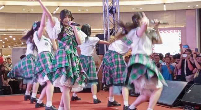 woadriene's tweet image. meet &amp;amp; greet @KLP48official @Yishyan_klp48 @metrojayaMV