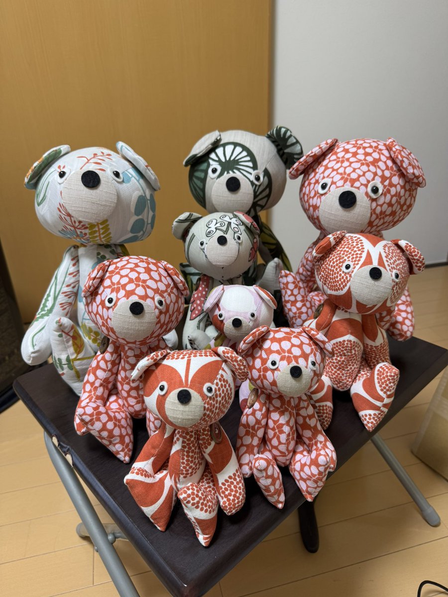 love_i_ku's tweet photo. 【お知らせ】
11/21 アクタス広島店に並ぶ
アクタス特注のSPIRA社製の生地を使用したアイクーベア達です。広島という土地柄なのか赤系中心にとの指定があったので赤系の生地で製作しました。
ぜひお店に足を運んでお手に取って見てみて下さい。
#アクタス広島店
#會空 https://t.co/Arht7w6UqJ