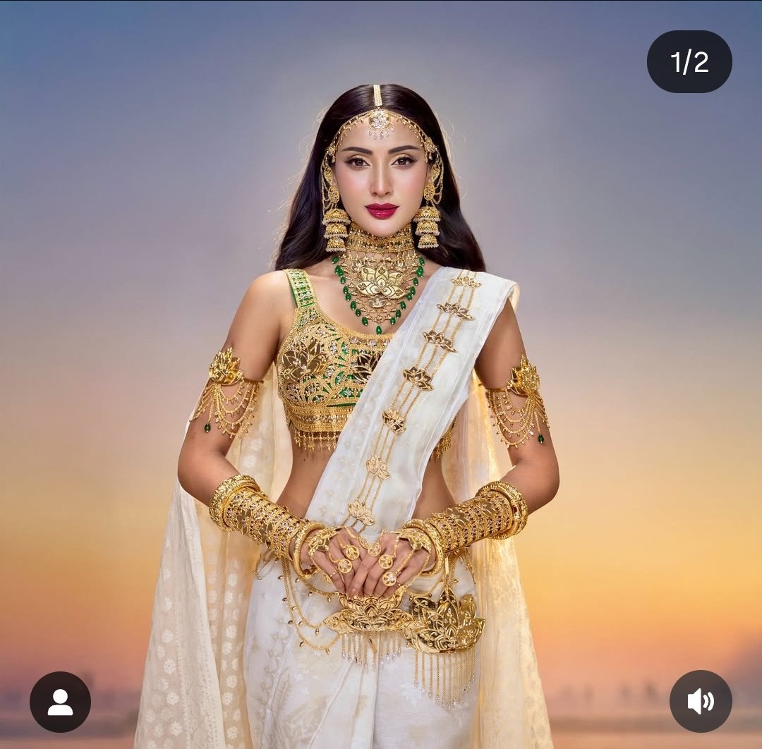 FrenlyFren02's tweet image. Stfu you Islamist cultureless thief. 

This is an 894CE sculpture in Tamil Nadu. How does the jewelleries that thieve KANGLU model is wearing is matching an ancient sculpture in deep down south india? Huh? 

Armbands, bangles, waistbands and same saree?