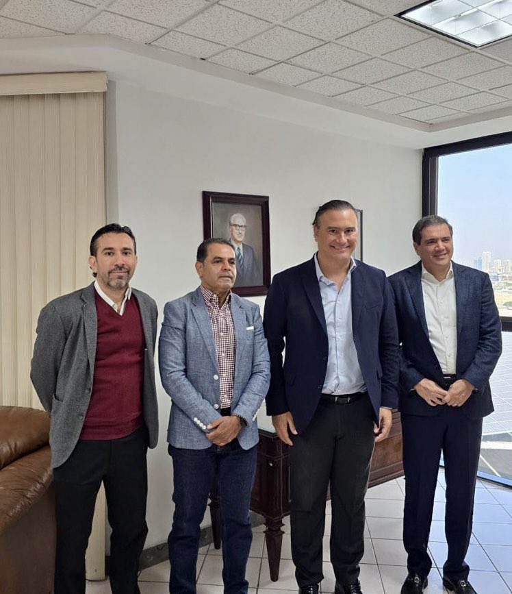 ManuelHerrV's tweet image. Hace unas horas, me reuní con Juan Partida Morales, Director General de IPEJAL.

Sumar a IPEJAL a la transición energética no es solo modernizar: es ahorrar millones, fortalecer las finanzas y proteger el futuro de las y los trabajadores.

Energía más limpia, menos gasto y…