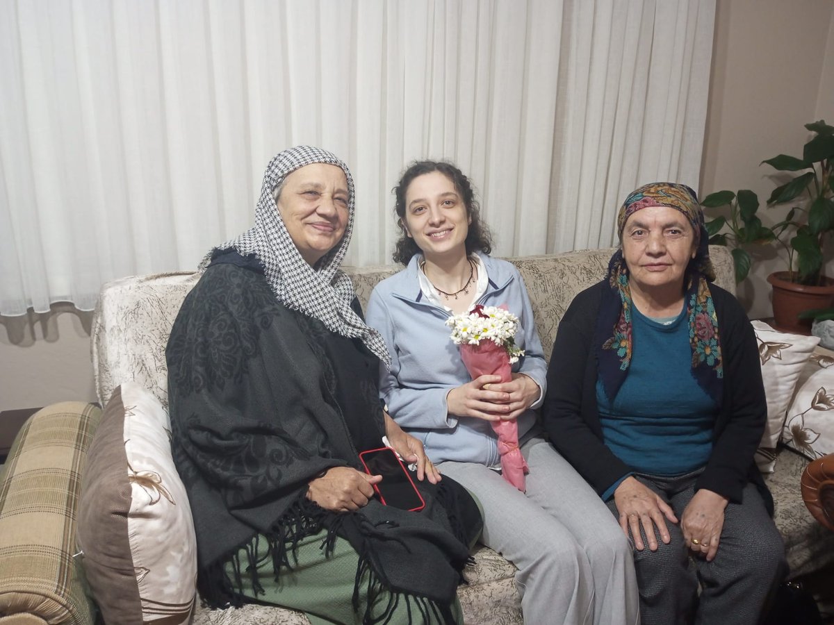 Grup Yorum emekçisi Beyza Gülmen tahliye oldu.

Hoş geldin Beyza!