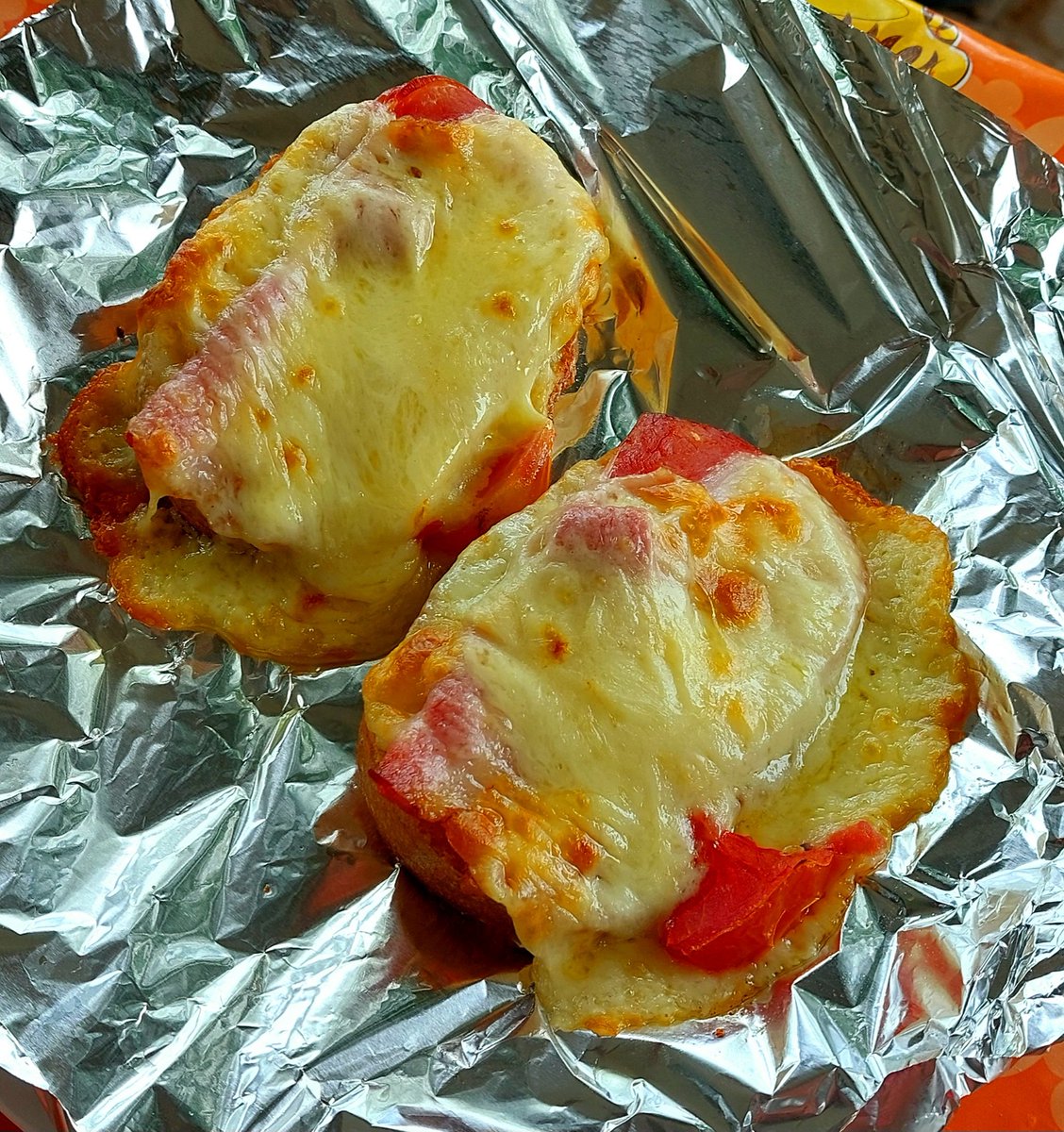 Lunch today..! Cheese, ham and tomatoe on toast.
Quick, easy to prepare and make..! And so nice 🤤🤌😋