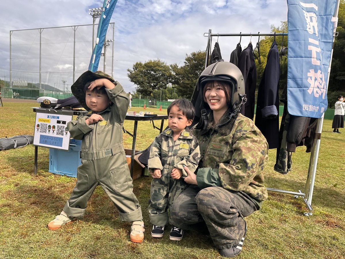 AvnHofu's tweet photo. 我々は、福山大学三蔵祭へ飛び立ちました。
航空機の展示や通り抜け迷彩服の試着を実施し、1000名を超える学生や来場者の方々にお越しいただいたので、その一部を紹介します。
※保護者の了承を得て掲載
⁡
#ガンバレルーヤ #よしこさん #芸人 #山口県 #広島県 #福山市 #自衛隊 #福山大学 #大学 https://t.co/kpHjpVwMR4