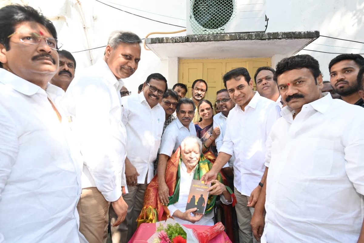 ప్రముఖ విద్యావేత్త, సామాజిక ఉద్యమకారుడు చుక్కా రామయ్యకు 100వ జన్మదిన శుభాకాంక్షలు తెలిపిన బీఆర్ఎస్ వర్కింగ్ ప్రెసిడెంట్, మాజీ మంత్రి కేటీఆర్

చుక్కా రామయ్య 100వ జన్మదినం సందర్భంగా హైదరాబాద్, విద్యానగర్ లోని చుక్కా రామయ్య నివాసానికి వెళ్లి శాలువాతో సత్కరించి జన్మదిన శుభాకాంక్షలు