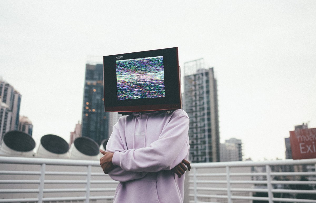 La Génération Z ne regarde plus la télé, elle consomme des flux.
La télévision ne représente plus que 16% du temps de visionnage des plus jeunes…
ow.ly/kWaL30sRjce