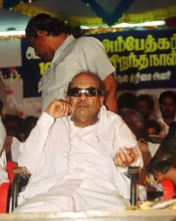 Ranjith_Rayappa's tweet image. #கலைஞர்! 

கலைஞர் பற்றி கலைஞரே சொன்னது! 
பத்து கேள்வி பதில்கள்!
அத்தனையும் தமிழனின் சொத்துக்கள்!

1. ஒன்றே குலம் என்பது சரி. ஆனால், ஒருவனே தேவன் என்ற கருத்து உங்களுக்கு ஏற்புடையதா?

அது தேவனோ தேவியோ? சக்தி ஒன்று இருக்கிறது. அதுதான் இயற்கை. அதற்கு கை, கால் இருக்கிறது. வரம்…