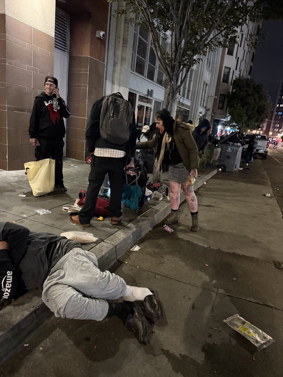 Golden gate Ave between Jones and Leavenworth <a href="/DanielLurie/">Daniel Lurie 丹尼爾·羅偉</a> 
Please help these people and us by being strict and getting them off this path