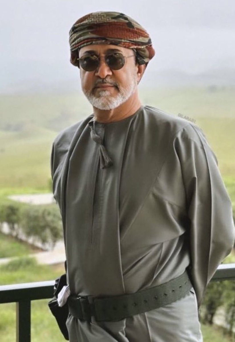 يا قِبلةَ المجدِ والأمجادِ، دُمتِ لنا
فيكِ التهاني وفيضُ العزِّ يَرْتَسِمُ
هذا العرينُ وهذا الشعبُ عهدُ وفاءٍ
للقائدِ هيثمَ عهدُ العزِّ يُحتَرَمُ
(اللهم احفظ عُمان وشعبها الأبي، وأدم عليها الأمن والرخاء. اللهم متّع سلطاننا هيثم بالصحة والعافية، وسدّد خُطاه لخير البلاد والعباد.