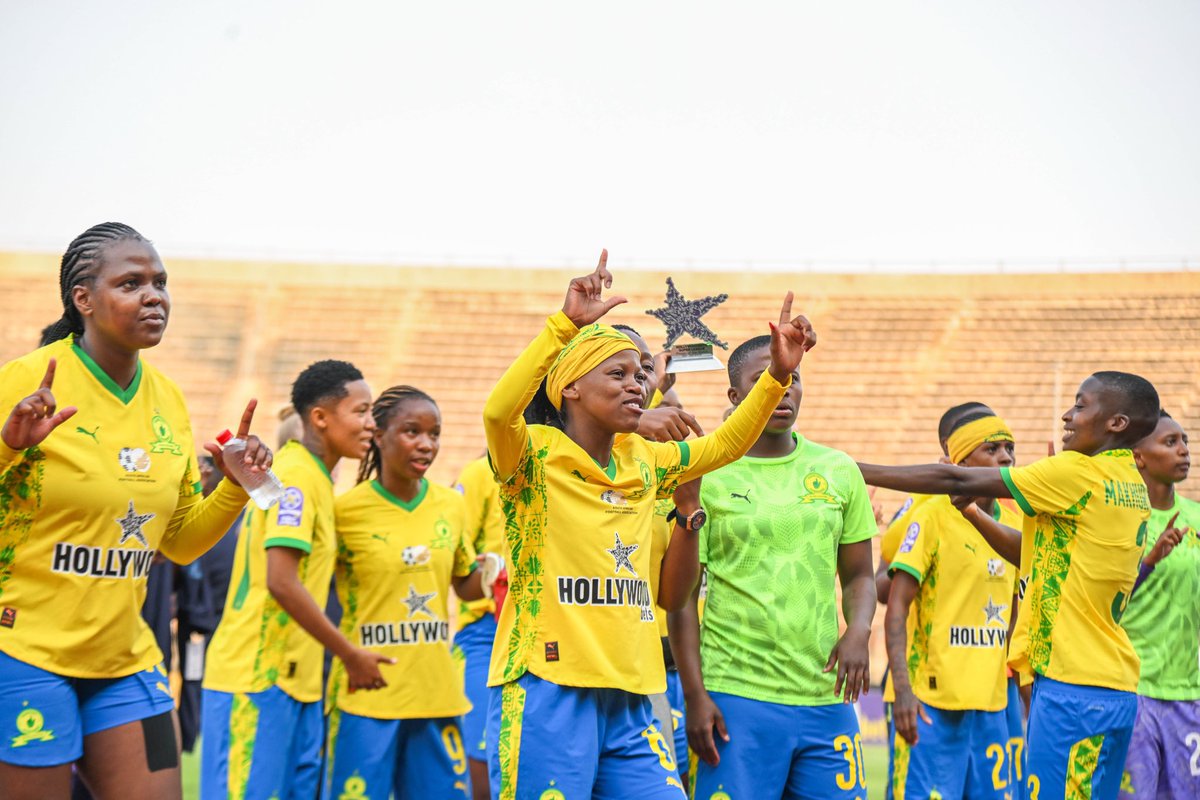 BasadiAction's tweet image. 🚨 𝐁𝐑𝐄𝐀𝐊𝐈𝐍𝐆‼️

Mamelodi Sundowns Ladies have officially secured the #HollywoodbetsSuperLeague title for a 6th season in a row, after 28 matches (20W, 6D, 2L)🔥👆— two games still to play!

2nd-placed @TSGALAXYQUEENS have 66 points (28 games played)

#hollywoodbets