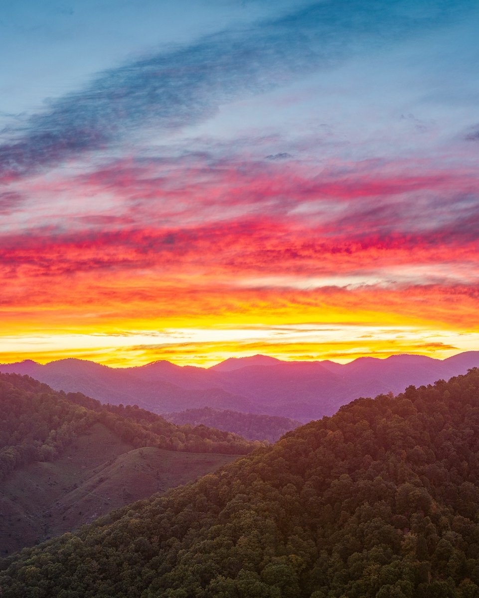 NWSGSP's tweet image. Nothing compares to a sunset over the mountains of North Carolina.

Photo Credit: @AshevillePictu1 

#ncwx