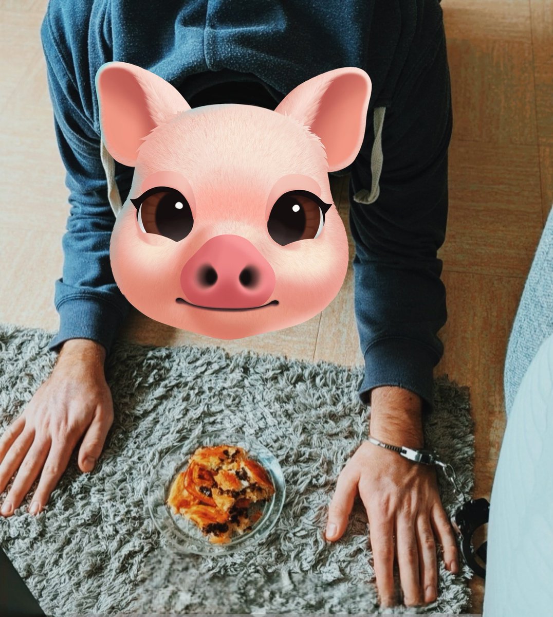 في عادة قبائليه لان البنات بتاكل الباقي بعد ماتخلص الذكور

قلبت الايه والكلب رح ياكل بقايا اكلي وبدون  مايستخدم ايدي