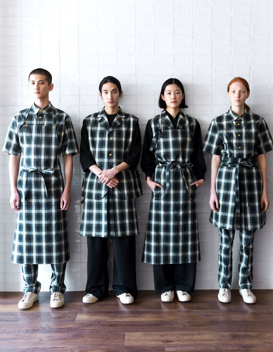 seven_uniform's tweet image. 「“デニム”と“道着”の融合」小野塚秋良デザインの新作ワーキングユニフォーム「 #HAKUÏ 33」は、袴エプロン、空手パンツ、陣羽織ベストなど「道着」に宿る機能と精神性を反映した #デニム 素材のシリーズ。単に“働きやすい服”を超えて“心の姿勢”をも整える装いです。 hakui-shop.com #ハクイ