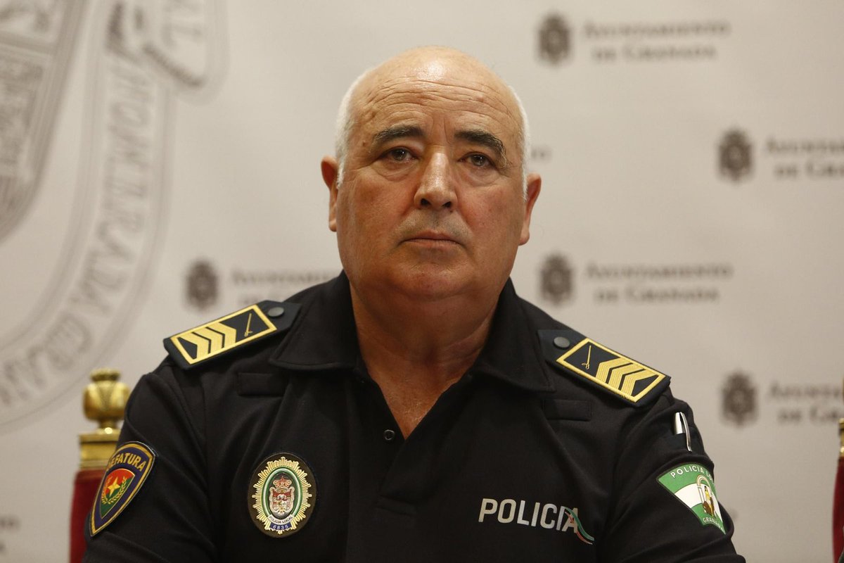 FonsiLoaiza's tweet image. Se llama José Manuel Jiménez Avilés y era jefe de la Policía Local de Granada. Se dedicaba a acosar a subordinados para que quitaran multas a políticos del PP.  Renunció al cargo por amaños en oposiciones. Dieron máxima nota al hijo de un alto mando que sacó un 0,2 en el examen.