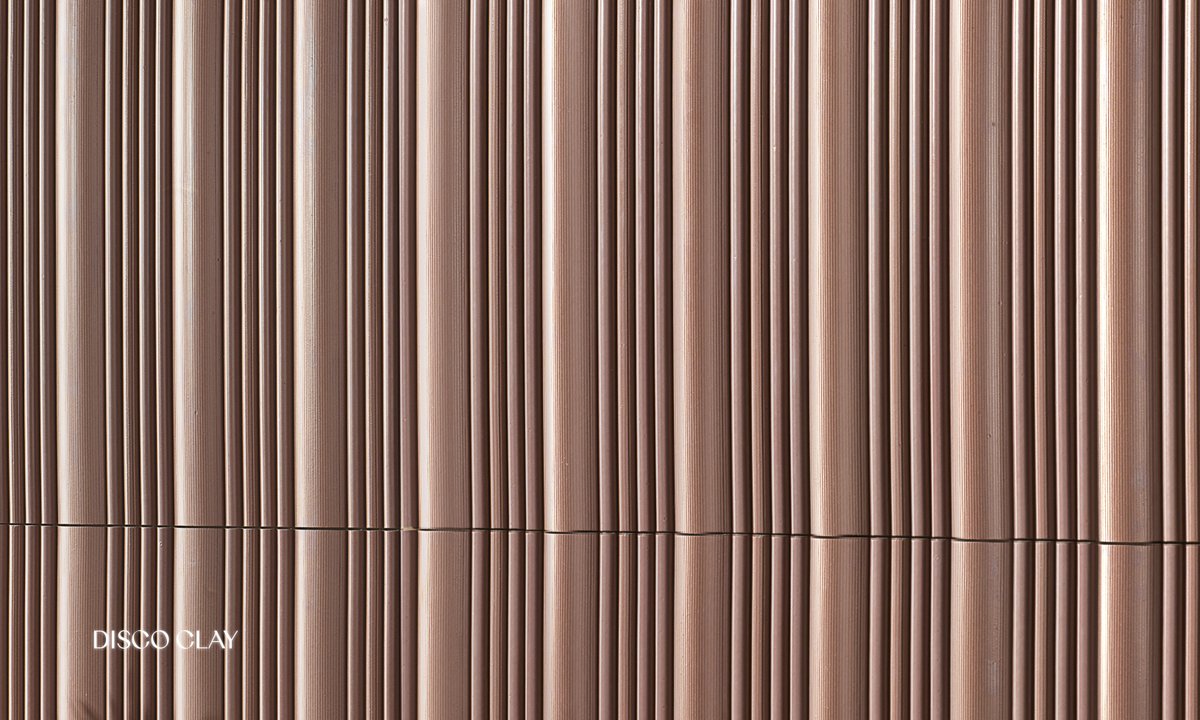 La serie Disco aporta volumen, relieve y una estética retro actualizada. Sus formas circulares crean juegos de luz y textura que dan carácter y movimiento a cualquier superficie. Ideal para quienes buscan un revestimiento diferente y lleno de personalidad.