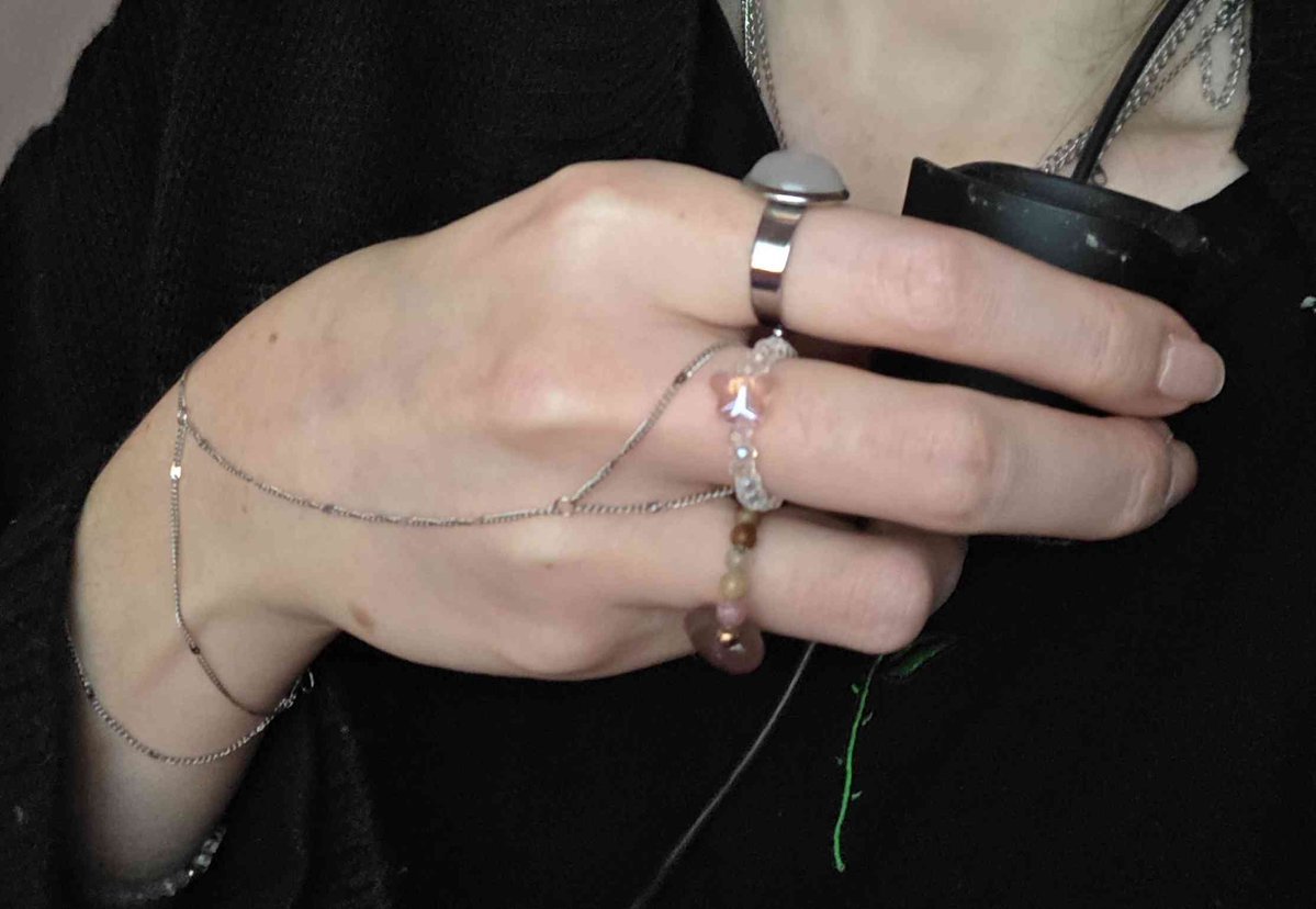 _blossoMIN's tweet image. Had to use my own hand as a model because I always forget how hands look like...😑