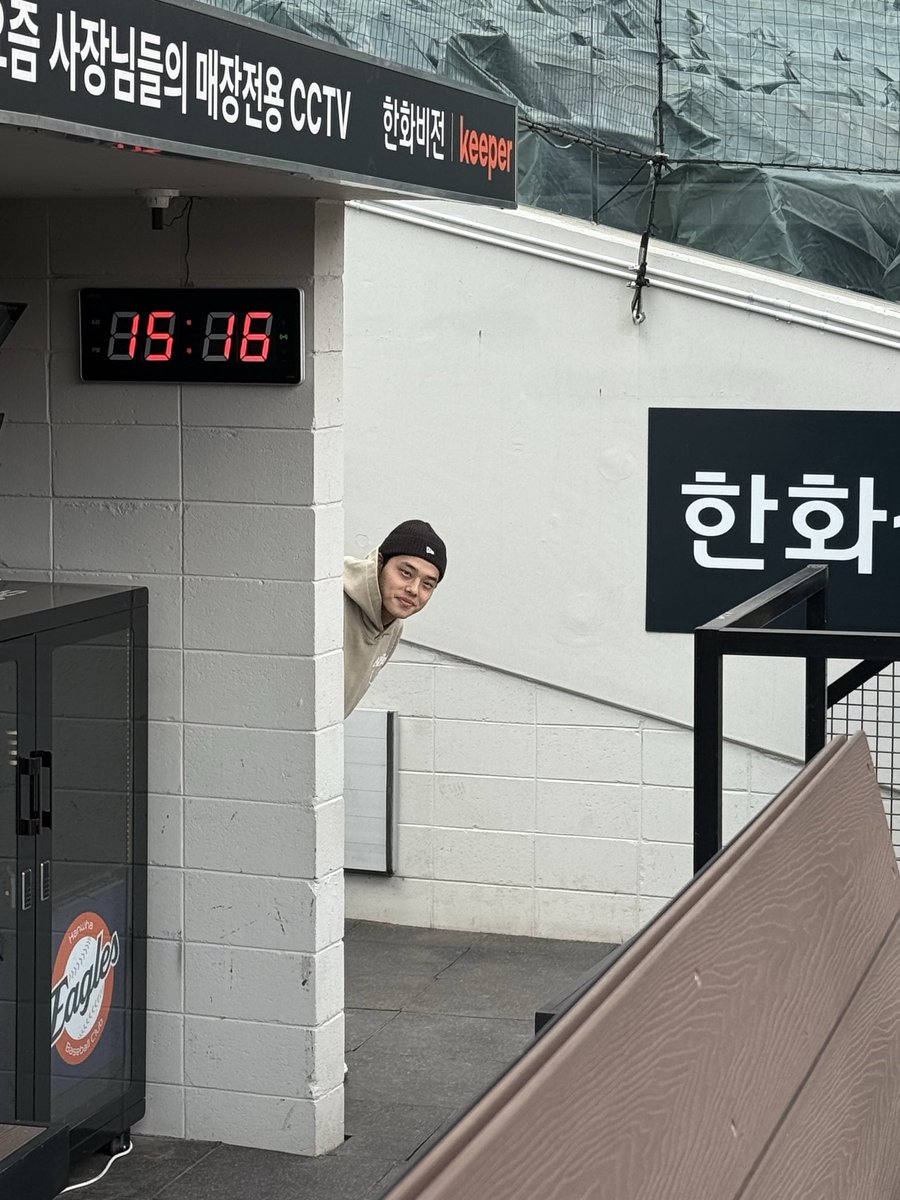 hoodi_thespace's tweet image. 기념사진을 찍는 한화이글스 강백호와 현장에 등장한 문&amp;amp;폰 

폰세를 본 강백호 왈 “저기 저말고 저 선수부터 계약해야되는 거 아니에요?”