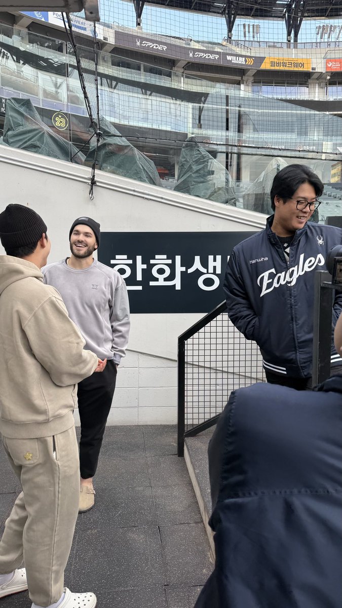 hoodi_thespace's tweet image. 기념사진을 찍는 한화이글스 강백호와 현장에 등장한 문&amp;amp;폰 

폰세를 본 강백호 왈 “저기 저말고 저 선수부터 계약해야되는 거 아니에요?”