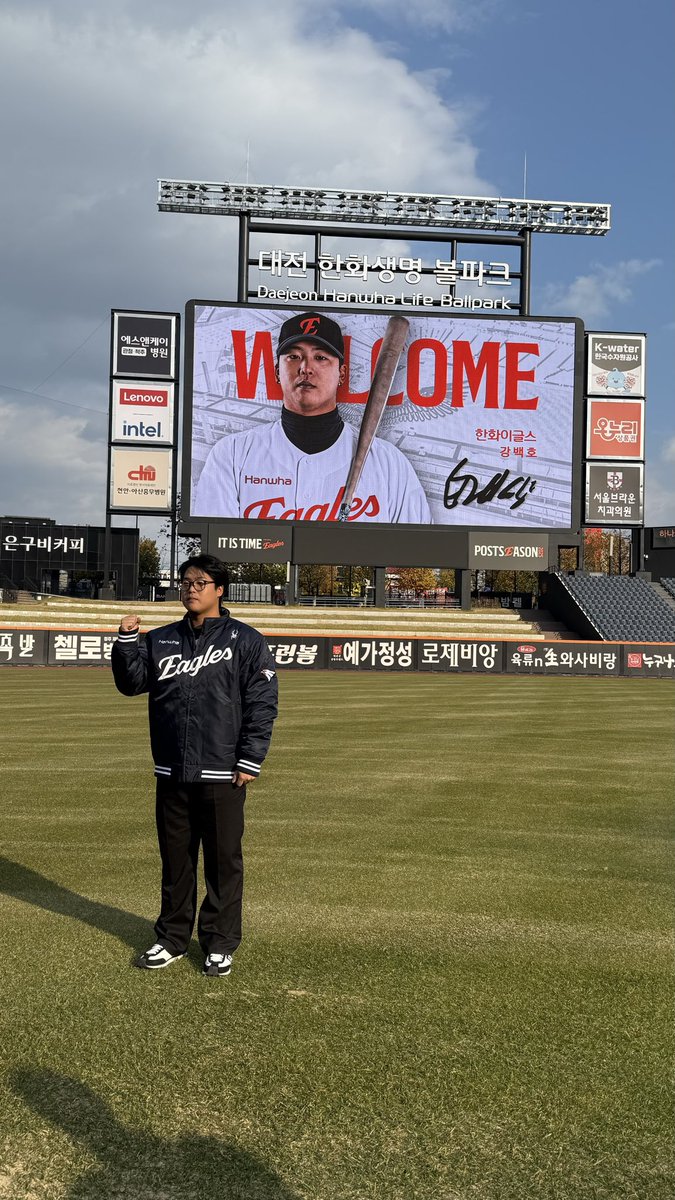 hoodi_thespace's tweet image. 기념사진을 찍는 한화이글스 강백호와 현장에 등장한 문&amp;amp;폰 

폰세를 본 강백호 왈 “저기 저말고 저 선수부터 계약해야되는 거 아니에요?”