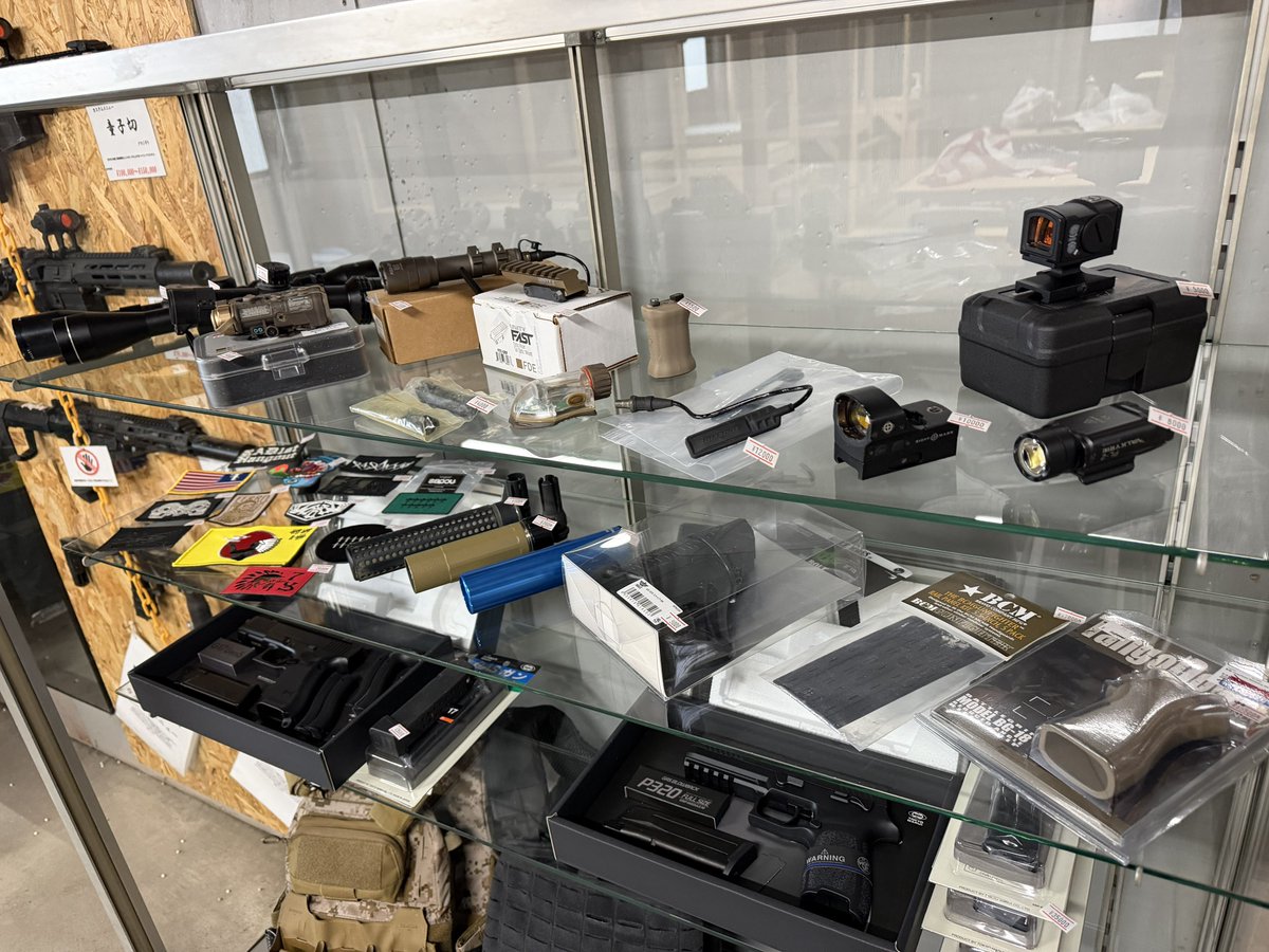 ショーケースを寄贈して頂きました✨
ありがとうございます‼️

物販スペースが華やかになりました🔥

これまで店頭に並べられなかったアイテム等が販売可能になりましたので
掘り出し物があるかもしれません✨

#ルーム
#THEROOM