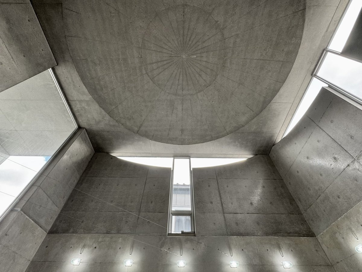 ksk_gakusei's tweet image. 街で見つけたちょっとユニークな建築をご紹介🏙〜番外編〜

#nimbus
設計:磯崎新氏、伊東孝氏

個人住宅を改修しshop&amp;amp;cafeになっていて、1階部分は見学できました👀

ちなみに電車で行くと最寄りの勝山駅で恐竜がお出迎えしてくれます🦖

#ユニーク建築備忘録
#企業公式相互フォロー
#建築巡り #福井