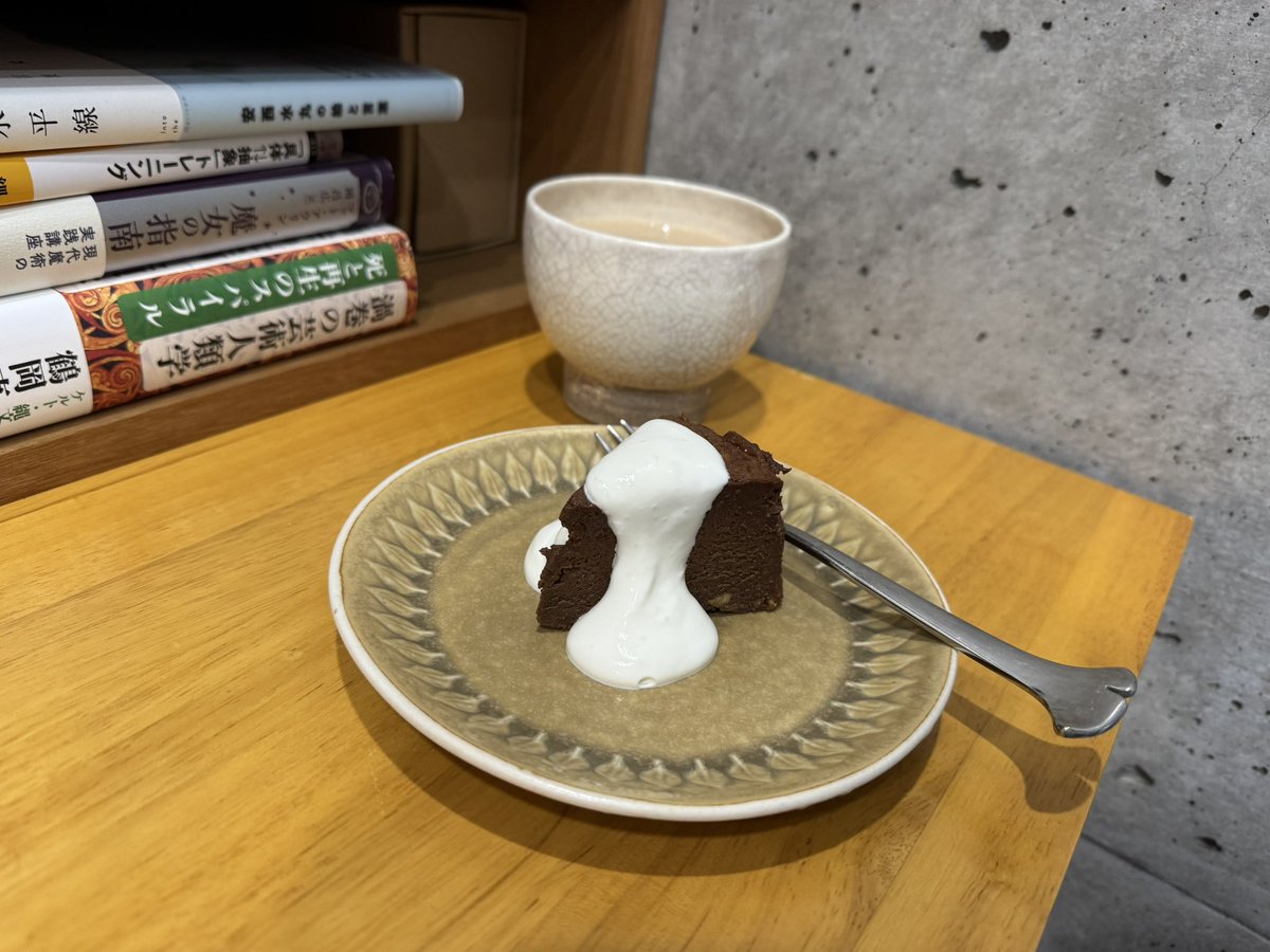 ksk_gakusei's tweet image. 街で見つけたちょっとユニークな建築をご紹介🏙〜番外編〜

#nimbus
設計:磯崎新氏、伊東孝氏

個人住宅を改修しshop&amp;amp;cafeになっていて、1階部分は見学できました👀

ちなみに電車で行くと最寄りの勝山駅で恐竜がお出迎えしてくれます🦖

#ユニーク建築備忘録
#企業公式相互フォロー
#建築巡り #福井