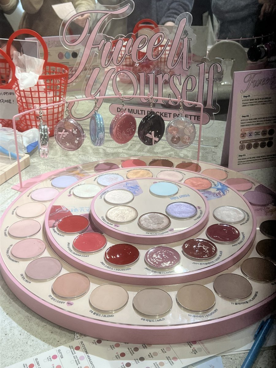Bnuyeee's tweet photo. @fwee_makeup #제품제공 #DIY팔레트체험단
퓌 아지트 성수에서 diy 팔레트 체험하고 왔어요💕 
저는 핑잘봄 컨셉으로 글리츠, 피버가넷, 스트로베리, 츄이 컬러로 만들어보았어요!
팔레트 용기까지 선택할 수 있는데 저는 글리터 핑크로✨ https://t.co/RavJmjWirx