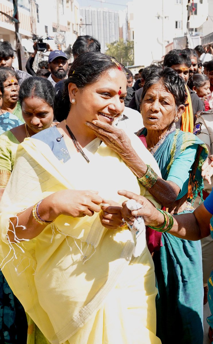 AkkaKavith4231's tweet image. When people feel safe, they come closer- that’s true leadership. @RaoKavitha ❤️
#jagruthijanambaata
#kalvakuntlakavitha #rangareddy