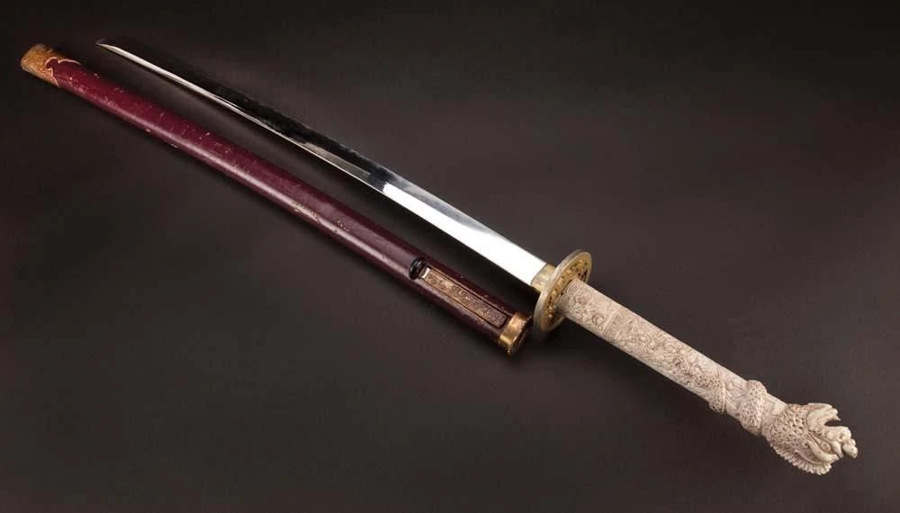 Ya que hace poco mis compañeros de LODE hablaron de Los Inmortales hago un pequeño hilo sobre la katana de Juan Sánchez Villa-Lobos Ramírez que heredó Connor MacLeod tras su muerte. Se trata de un katana con empuñadura (tsuka) de marfil tallado con forma de cabeza de dragón...
