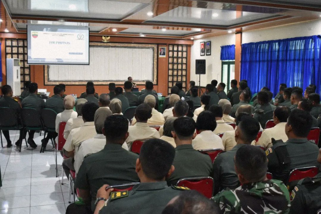 ajendam1bb's tweet photo. JAM PIMPINAN (KAAJENDAM I/BB), Pengarahan Kaajendam I/BB Letkol Caj Dwi Listyo Saputro Kepada Seluruh Personel Militer Dan PNS Satsikmil Ajendam I/BB Di Aula Maajendam I/BB. https://t.co/bqhGI5Hm1r