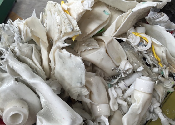 Cosmetics factories generate tons of expired shampoo bottles can’t be landfilled.
GreenMax Poseidon system automates recycling –liquid separation, 10:1 dewatering, and clean bottles ready for reuse.
L’Oréal Egypt is already improving efficiency and circularity with this solution.