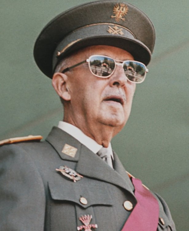 50 años después... Aquella mañana de noviembre hacía mucho frío en Madrid y el cielo estaba despejado. Las clases los jueves empezaban 1 h antes. Uno tenía 16 años y estudiaba COU pero no era un jueves cualquiera...