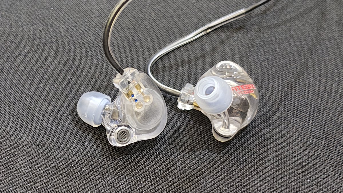 kindo3's tweet photo. 【FitEar「Ambient Pro」開発経緯】

カスタムイヤーモニターは個人の耳型に合わせて製作することで高い遮音性を実現し、ライブコンサートの大音量からアーティストの耳を守り、適正なモニター音圧の中音楽表現に必要なダイナミクスを与えることを目的にしています。

長年に渡りFitEar製品開発と評価においてご協力をいただいているDUB MASTER X（宮崎泉）さんが手がける槇原敬之さんのツアーでの経験に於いて、ご本人や舞台スタッフと共に研究を重ねた結果、近年のメインスピーカーをはじめとするPA機器とそのオペレーションの進化によるステージ上音圧の抑制が進んだ現状において、カスタムイヤーモニターで完全密閉を行う意義が以前より低下したのではというご指摘がありました。

また密閉型を使用しているアーティスト、特にヴォーカリストの負担を低減し得るアプローチとして「完全密閉」から「適度な抑制」への移行という提言を受けたことから開発がスタートしました。

Dub Master X（宮崎 泉）
1963年1月8日生まれ、札幌出身。
高校卒業後上京。専門学校で音響工学を学んだ後、MUTE BEATと出会う。その後、エンジニアでありながらMUTEBEATのメンバーの一員となり、1988年にDUBの創始者と言われる故キングダビーとコラボレイト。
DJとしても1983年頃から活動。師事していたヤン富田氏のお声がかかり、いとうせいこう氏のアルバムに参加。スクラッチやエンジニアとして多くのレコーディング&ライブに参加。藤原ヒロシらと共にDJ カルチャーの中心的存在となる。
1990年、MUTE BEATの解散を機に独立。藤原ヒロシ、朝本浩文らと共同制作でリミックスやアレンジを数多く手がける。その後、日本におけるリミキサーの第一人者としての地位を築き上げる。
ライブシーンではPAエンジニアとしてFOH を担当。Deftech、槇原敬之、SUGIZO、柴田聡子、湘南乃風、金子ノブアキ、LOSALIOS、のん他多くのアーティストから厚い信頼を得ている。

インイヤーモニターシステム

ステージ上での歌唱や演奏のため、モニターエンジニアはマイクで収音した各パートの音声をアーティストが演じやすいバランスのモニターミックスとして提供します。ウェッジスピーカーやサイドフィルスピーカーからのモニター音はメインスピーカーの影響を当然受けるため、会場規模の拡大や公演内容により音圧が上昇、またそのダイナミクスも狭小化するため不明瞭なモニターとなる傾向にありました。また大音量に晒されることで聴覚にも大きな負担となりました。

インイヤーモニターシステムでは耳を個人の耳型に合わせたカスタムイヤーモニターで最大限遮蔽することで耳穴の中に静寂な環境を用意し、そこに適正な音圧とダイナミクスを持つモニター音を提供することで明瞭なモニター音と聴覚の保護を両立する手法として1990年代半ばにアメリカで運用が開始されました。

インイヤーモニターシステムの課題

大きなメリットがあるインイヤーモニターシステムですが、この「耳を密閉する」という特徴がいくつかの課題も生じました。一つにはライブにおいて会場の空気感が損なわれるという点で、リアルタイムに演者とオーディエンスが生み出す一体感が得にくいと感じるアーティストも多く、アンビエントマイクからの会場の声をミックスするといった対処も行われてきました。

もう一つの大きな課題として、頭内での自声の響きや閉塞感、圧迫感といった点が挙げられます。外耳道を密閉した際、共鳴により自身の声の250～500Hzの帯域が増幅されることでこもって聞こえる「外耳道閉鎖効果」と呼ばれる現象ですが、これに加えファルセットのような高音域の発声時に頭の中で強く響いて聞こえる、胸を圧迫されるような感じがするなど、ヴォーカリストにとって強い負担となる場合があることが分かってきました。

対策としては外耳道閉鎖効果で増幅される帯域をモニターミックスのEQで抑制するという方法が取られます。またあえて通気を確保するための「ベント孔」を設けることでもこうした共鳴を抑制することができますが、このベント孔を通して外来ノイズが侵入するため、S/N比が悪化しモニター音圧を上げざるを得ない、それによりダイナミクスが損なわれる、聴覚への負担が増加するといった問題もありました。

ステージ上音圧の抑制とアンビエントフィルター

ステージ上音圧が非常に高い状況ではどうしても遮音性にプライオリティを置く必要がありましたが、高い指向性を持ち均一なサービスエリアを実現する近年のPAシステムとそのオペレーションノウハウは、ステージ上の音圧を抑制するという副次的な効果を生みました。

これにより最大限の遮蔽を得る必要性、必然性は薄まり、ステージ上の音圧が下がった分外耳道遮蔽の緩和を行うことで、前述のようなヴォーカリストの負担となっていた要素の抑制に繋げる道が拓けました。

ただ通気を確保するベント孔のような方法ですとそのコントロールが難しく、ベント孔内での共鳴によるピークやディップが発生します。そこでこのベント孔に均一な周波数特性により抑制を実現する、オランダDynamic Ear Company製のアンビエントフィルターを適用。穏やかなアッテネーションを提供し、またその抵抗値により演者の感覚や周囲の環境に応じたバランスを得ることができるようになりました。

トータルでの環境整備の必要性

ただこのアンビエントフィルターを持つカスタムイヤーモニターだけで問題が解決することはありません。モニターエンジニア、ハウスエンジニアを軸に舞台監督、サポートメンバーとともに会場、そしてステージ上の音響環境整備を徹底的に行い、その上で今あるモニターの問題を整理。アーティストからの感覚的な悩みや課題を言語化しスタッフと共有し、リハーサルにおいては試行錯誤を重ねなければなりませんでした。

その最後のピースとしてアンビエントフィルター付きカスタムイヤーモニターが嵌ったことで、それまで入念に準備されてきた全ての要素が機能することとなり、アーティストの歌いやすさとともにパフォーマンスの更なる進化にもつながる結果となりました。

パートや環境による適否

このアンビエントフィルター付きカスタムイヤーモニター「Ambient Pro」も、全ての歌唱、演奏者に最適なものとは限りません。ライン楽器やベースなどの低音担当楽器演奏者の場合は密閉環境の方が良好なモニターができる場合が多いようです。またヴォーカリストでもパートや役割によっては密閉タイプを好まれる方もいらっしゃいます。

一方、密閉タイプのカスタムイヤーモニターで歌唱のしにくさを感じられている方や、アコースティック楽器でのタッチなどニュアンスが得にくいと感じられるケースにおいてはアンビエントフィルターの存在がモニターのし易さやパフォーマンスの改善につながるケースが多いようです。

Ambient Pro 特徴

-17dB/-23dBの抑制を行うアンビエントフィルターを装備（それぞれの値に交換が可能）することで自声の響きや圧迫感、こもり感を抑制。過度なアイソレーションから解放され、より現場の環境を感じやすくなります。

1-Low/1-High のシンプルなユニット構成と、ウーファーに設けられたアコースティックなローパスフィルターでシングルフルレンジのような自然な周波数特性を実現しています。また耳あな形状やサイズに影響されにくく、さまざまな耳に対し設計された周波数特性やアンビエントフィルターの効果を均質に提供します。