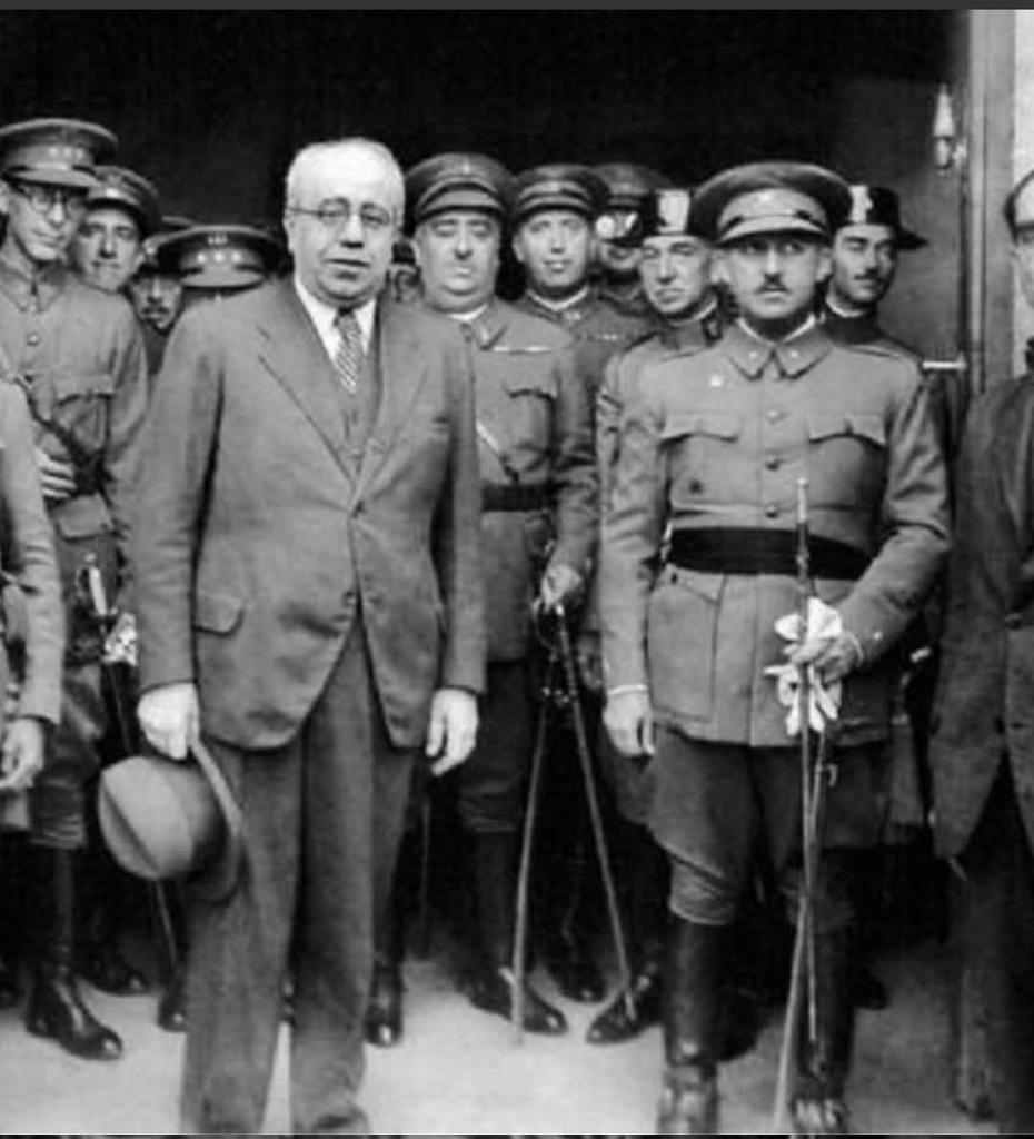 El general Francisco Franco prometió por su honor servir fielmente a la República. En 1936 encabezó un golpe de Estado contra ella. Se trata del delito más grave que puede cometer un militar, pues implica renunciar al honor como valor moral. Por ello, además de golpista, fue un