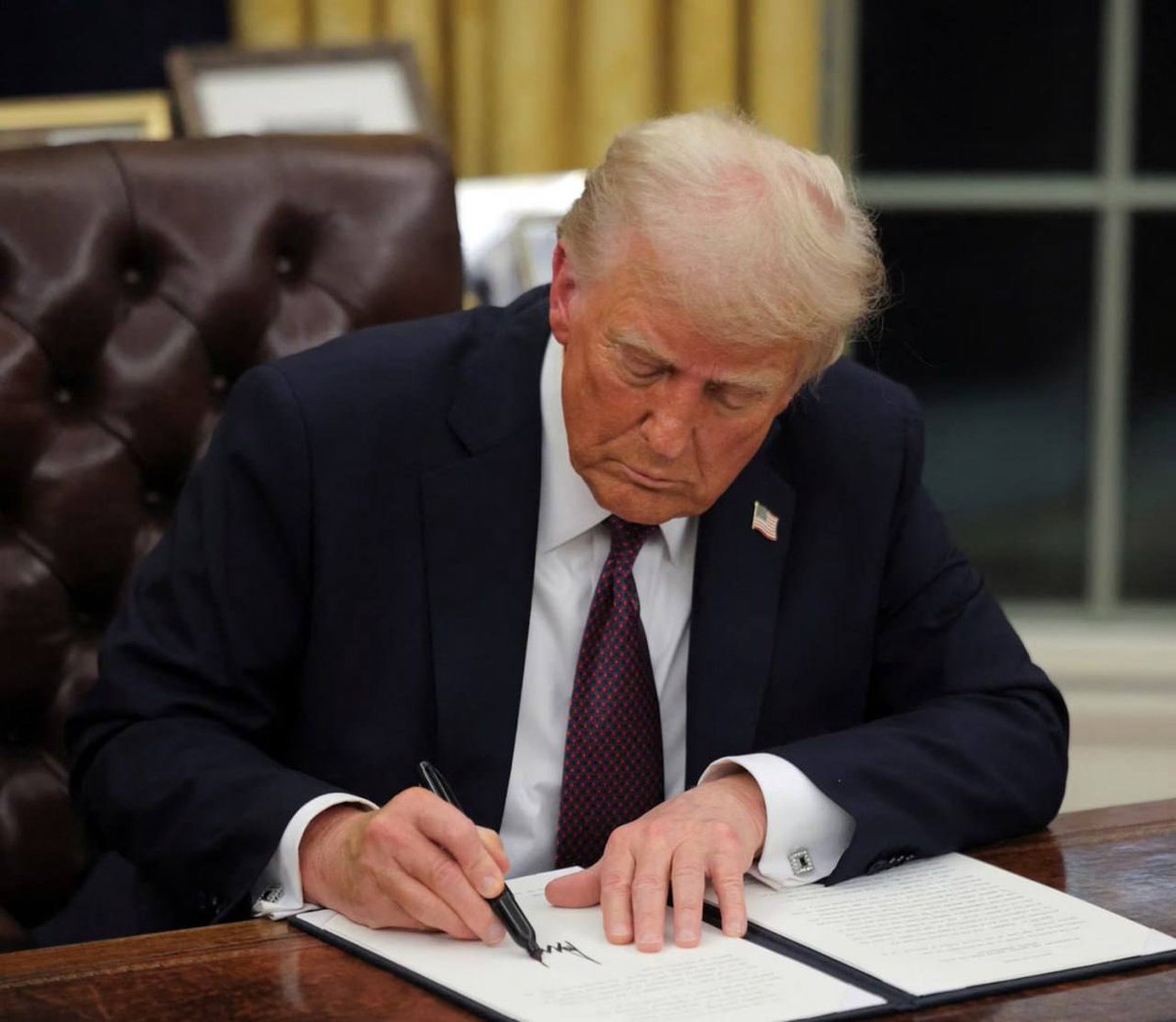 rebew_lexa's tweet image. Trump unterzeichnet den Epstein Files Transparency Act – und haut richtig rein:

„Alle haben monatelang gejammert: ‚Trump wird die Epstein-Akten blockieren! Der will doch selbst was vertuschen!‘
Heute habe ich genau DAS Gesetz unterschrieben, das die KOMPLETT UNGESCHWÄRZTE…