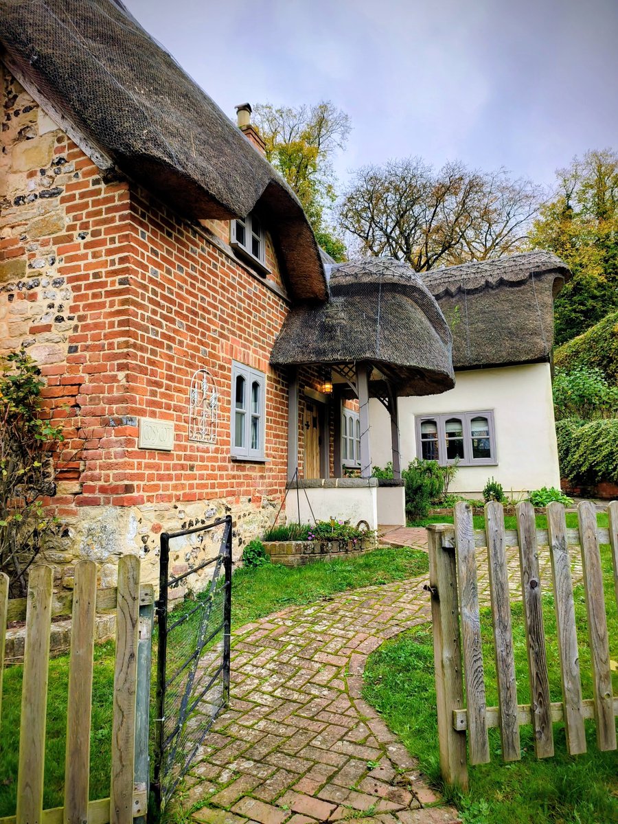 LadyGrace27's tweet image. 🏡 Through the gate lies a little slice of storybook magic...✨

#thursgate #cottages 
#charm #countrylife